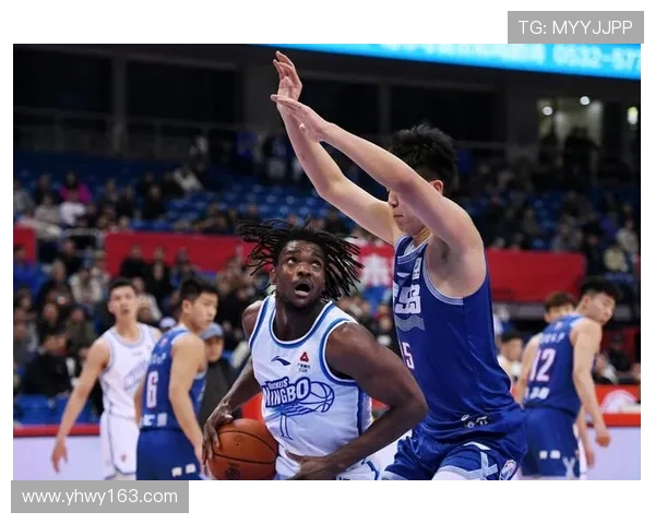 黄海之滨激情对决:CBA篮球与青岛足球荣耀激烈碰撞 黄海之滨激情对决:CBA篮球与青岛足球荣耀激烈碰撞